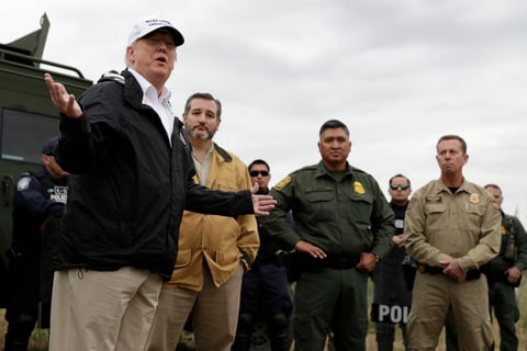 Acompañado por el senador republicano Ted Cruz y autoridades del gobierno texano, Trump se reunió con trabajadores de la Patrulla Fronteriza en uno de los puestos de vigilancia y elogió su trabajo para frenar el paso de inmigrantes indocumentados.