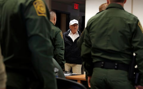 El presidente de Estados Unidos, Donald Trump, llegó hoy a McAllen, Texas, donde en una mesa redonda sobre seguridad reiteró que un muro en la frontera sur es necesario para la salvaguardar al país, 24 horas después de que fracasaran negociaciones para obtener los fondos para construirlo.