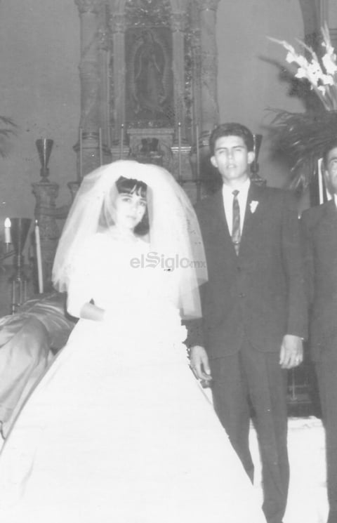 Lucila Chairez Guerrero y Raúl Héctor Cano Holguín en
la Iglesia de Guadalupe en Gómez Palacio en 1964.
