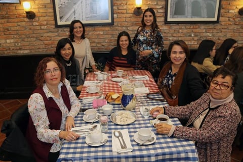14012019 EN FESTEJO.  Algunas de las invitadas a la fiesta de canastilla de Diana Dávila García.