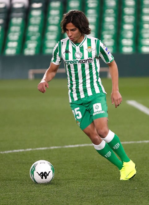 Lorenzo Ferra, vicepresidente deportivo del Betis, agradeció al jugador por haber elegido al club sobre todas las otras opciones; asimismo, reconoció que ir a Europa a los 18 años, edad del mexicano, no es nada fácil, pero ya se habían fijado en él desde hace tiempo e incluso mencionó que lo siguieron en el torneo Esperanzas de Toulon, celebrado el año pasado en Francia.