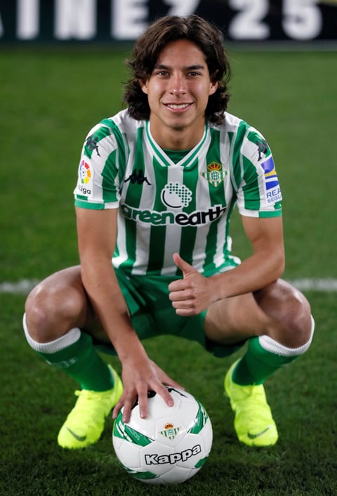 “Primeramente agradezco al Club América por darme la oportunidad de haber salido; venir al Real Betis fue la mejor decisión que pude haber tomado, es un gran club y una afición que alienta desde el primer minuto”, fueron las primeras palabras de Lainez en la conferencia de prensa.
