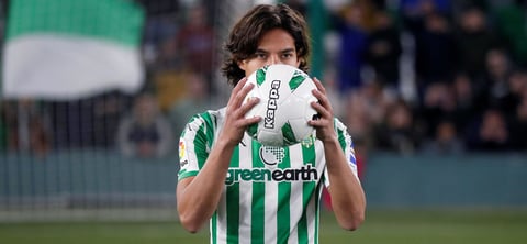 Con una playera del equipo, el canterano americanista, quien se convierte en el mexicano 50 en partir al futbol europeo, se sentó en la sala de prensa del club en medio de la comisión deportiva del Real Betis, encabezada por Ángel Haro y Lorenzo Ferra Serrer.