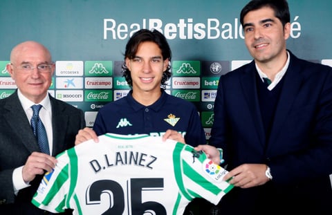 El Real Betis presentó de manera oficial este martes al mediocampista mexicano Diego Lainez, tras haber estado en su primer entrenamiento bajo el mando del técnico Quique Setién.