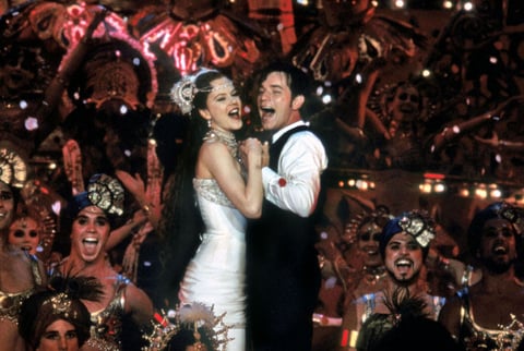 Ewan McGregor y Nicole Kidman protagonizaron esta historia acompañada de versiones nuevas de clásicos del pop y rock. Situada en París de 1900, Mouline Rouge narra los recuerdos de un escritor que revive un apasionado romance de su juventud.