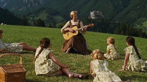 La Novicia Rebelde, protagonizada por Julie Andrews cuenta como una novicia se va de institutriz a casa del viudo barón von Trapp y acaba convirtiéndose en la niñera y mejor amiga de los hijos de éste. Llena de inocencia y magia, es todo un clásico del Séptimo Arte.