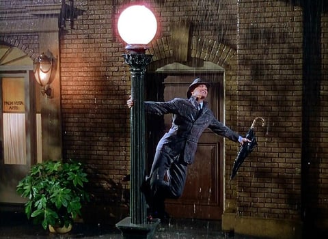 Gene Kelly, Donald O'Connor y Debbie Reynolds protagonizan esta comedia dramática sobre Don Lockwood, una estrella del cine mudo, que ve como la industria cambia con la llegada del cine sonoro. ¿Cómo olvidar la escena del baile en la lluvia?