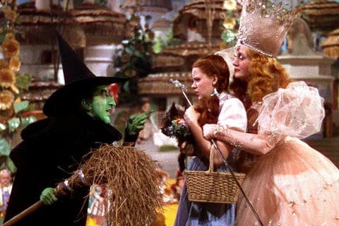 Cuatro de los mejores directores de la época participaron en la cinta de Mago de Oz: Victor Fleming, Mervyn LeRoy, Richard Thorpe y King Vidor. La historia se basa en el cuento homónimo de Lyman Frank Baum con Judy Garland en el papel estelar.