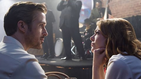 Damien Chazelle nos devolvió la magia de los musicales clásicos con esta historia de amor entre Mia (Emma Stone), una joven aspirante a actriz, y Sebastian (Ryan Gossling), un pianista desempleado. La La Land te hará suspirar, reír y llorar, ya que es toda una montaña rusa de emociones.