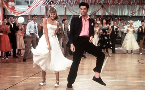 Olivia Newton-John y John Travolta son los protagonistas de esta comedia adolescente en la que Dany Zuko y Sandy nos hicieron suspirar. Además del look clásico de los 50, la letra pegajosa de sus temas ha hecho que cantemos en voz alta al ritmo de la película Vaselina.
