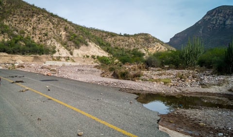Los conductores dicen tener temor de que la carretera continúe desmoronándose.