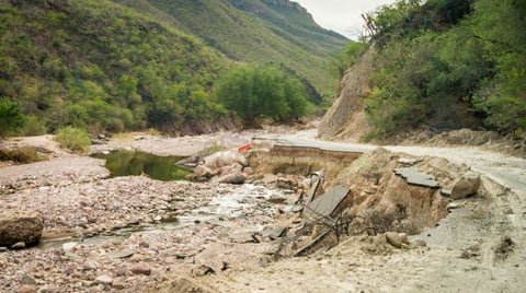 La fractura fue ocasionada por la fuerte corriente del río, eliminando más de un carril de circulación.