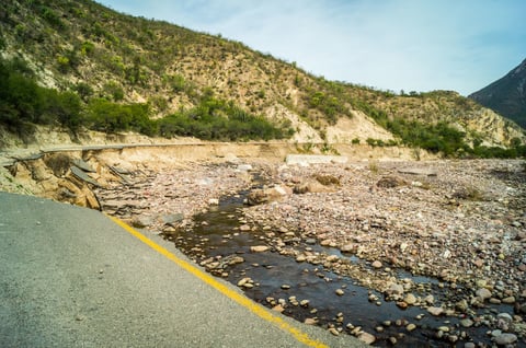 Usuarios de la carretera se quejan de que la maquinaria ni se acerca al lugar.