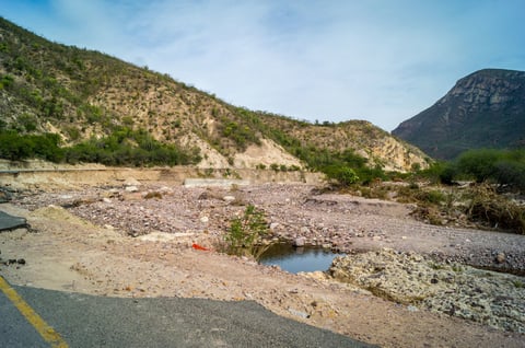 Para poder circular, las unidades tienen que pegarse lo más posible al cerro.