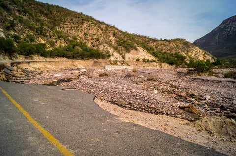 Ya va para tres meses del daño que se registró en la carretera Mezquital-Huazamota y las cosas siguen igual en el lugar.