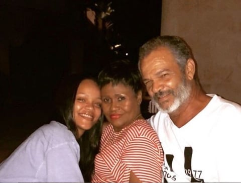 La cantante Rihanna denunció a su padre por aprovecharse, presuntamente y sin permiso, de su nombre así como de algunas de sus marcas registradas para intentar hacer negocios, informaron ayer los portales de noticias de famosos TMZ y The Blast.

En esta demanda presentada en una corte federal de California, Estados Unidos, la cantante Rihanna asegura que su padre, Ronald Fenty, creó una empresa llamada Fenty Entertainment con la que se ha hecho pasar por intermediario de ella para tratar de ganar dinero.