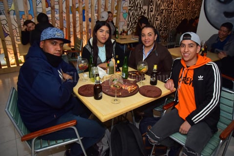 18012019 ENTRE AMIGOS.  Antonio, Cecilia, Flor y David.