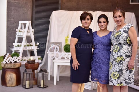 19012019 La novia en compañía de las organizadoras.