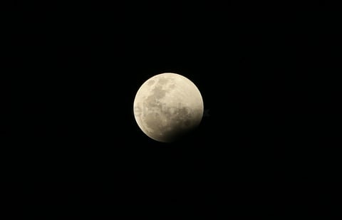 El eclipse coincidió con la primera Superluna del 2019, debido a que nuestro satélite natural alcanzó uno de sus puntos más cercanos a la Tierra, lo que ayudó para que se pudiera apreciar de manera muy clara y el evento.