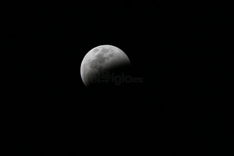 En un eclipse total de Luna, la Tierra se interpone entre el Sol y la Luna proyectando una sombra hacia nuestro satélite natural.