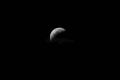 Los eclipses son fenómenos astronómicos que ocurren cuando un cuerpo celeste pasa enfrente de otro, ocultándolo parcial o totalmente.