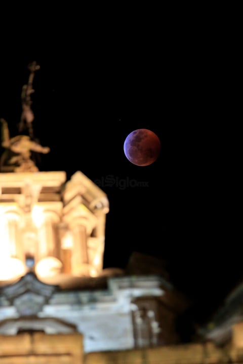 Según el Instituto de Astronomía, la primera fase, denominada penumbral, dio inicio a las 20:36 horas, la fase umbral a las 21:33 horas y el máximo del eclipse a las 23:12 horas, esta última etapa con una duración de una hora, un minuto y 59 segundos.
