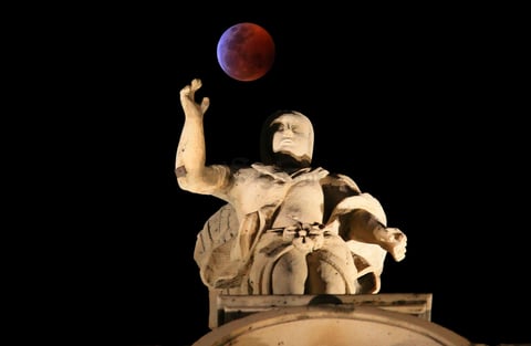 El fenómeno provocó que la Luna se tornara rojiza, motivo por el cual se le denomina comúnmente "Luna roja o de sangre", lo anterior debido a que la atmósfera de la Tierra dispersa los componentes de la luz solar y sólo deja pasar la luz roja que se refleja en el satélite.
