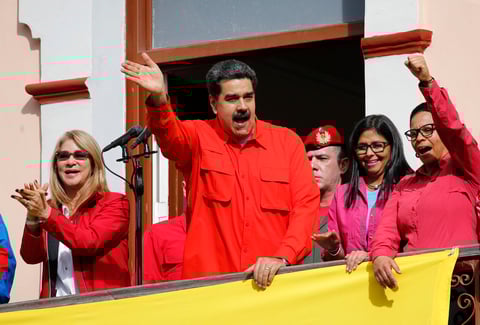 Se vive tensión en Venezuela; chavistas y oposición toman las calles