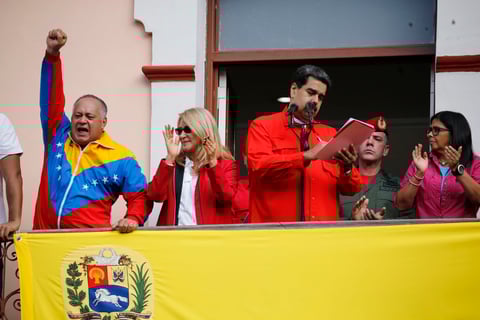 Se vive tensión en Venezuela; chavistas y oposición toman las calles