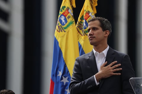Se vive tensión en Venezuela; chavistas y oposición toman las calles