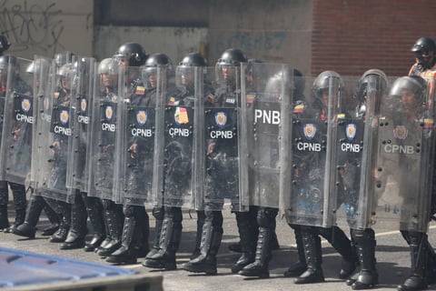Se vive tensión en Venezuela; chavistas y oposición toman las calles