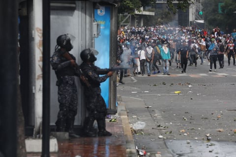 Se vive tensión en Venezuela; chavistas y oposición toman las calles