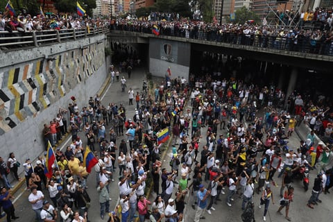 Se vive tensión en Venezuela; chavistas y oposición toman las calles