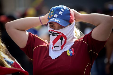 Se vive tensión en Venezuela; chavistas y oposición toman las calles