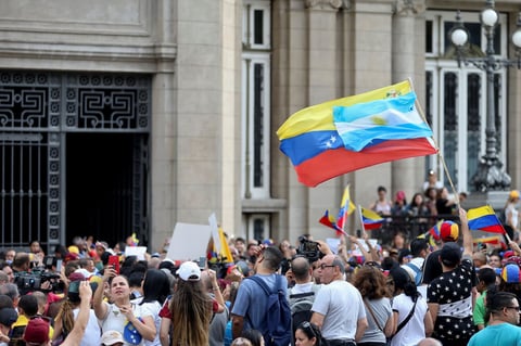 Se vive tensión en Venezuela; chavistas y oposición toman las calles