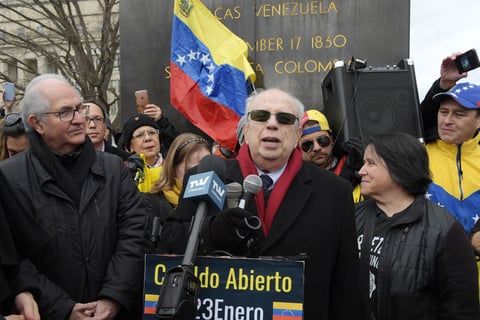Se vive tensión en Venezuela; chavistas y oposición toman las calles