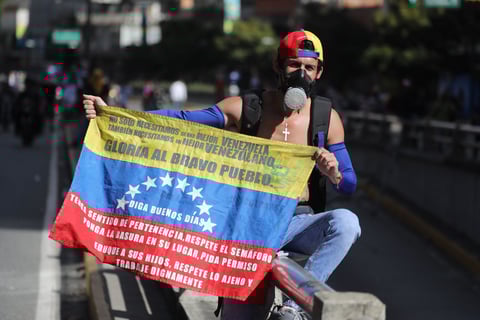 Se vive tensión en Venezuela; chavistas y oposición toman las calles