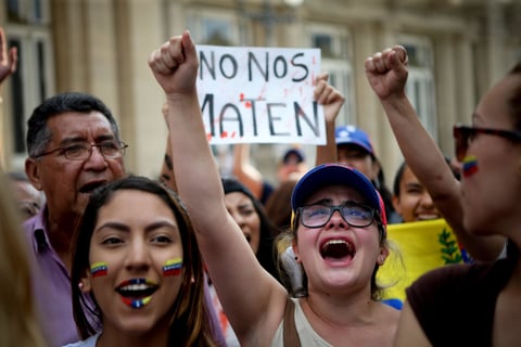 Se vive tensión en Venezuela; chavistas y oposición toman las calles