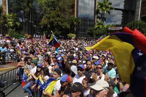 Se vive tensión en Venezuela; chavistas y oposición toman las calles