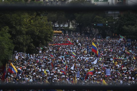 Se vive tensión en Venezuela; chavistas y oposición toman las calles