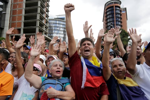 Se vive tensión en Venezuela; chavistas y oposición toman las calles