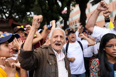 Se vive tensión en Venezuela; chavistas y oposición toman las calles