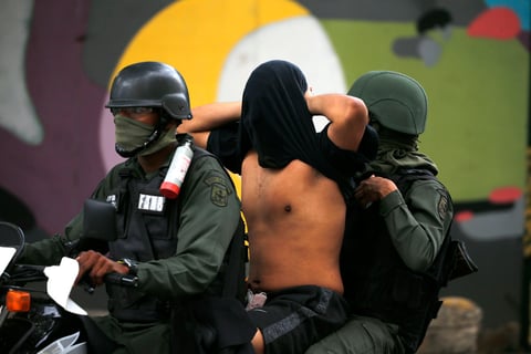 Se vive tensión en Venezuela; chavistas y oposición toman las calles