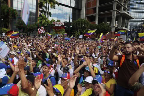 Se vive tensión en Venezuela; chavistas y oposición toman las calles