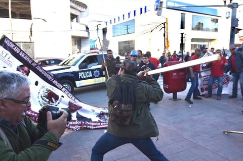 A pesar de que unidades de la policía se encontraban en el lugar, los involucrados arremetieron unos contra otros.
