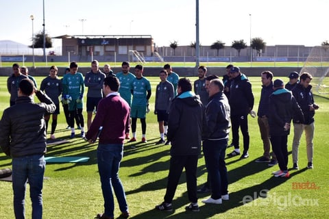 El técnico nacional habló frente al grupo albiverde previo a su jornada de entrenamiento.