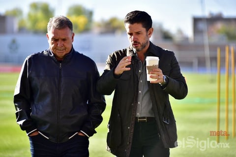 Irarragorri explica la forma de trabajo deportiva en Santos a Martino.