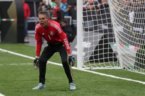 Pablo Larios Iwasaki, exportero de la Selección Nacional de futbol y de distintos equipos de Primera División, como Cruz Azul, falleció este jueves a la edad de 59 años en la ciudad de Puebla, a causa de una oclusión intestinal.