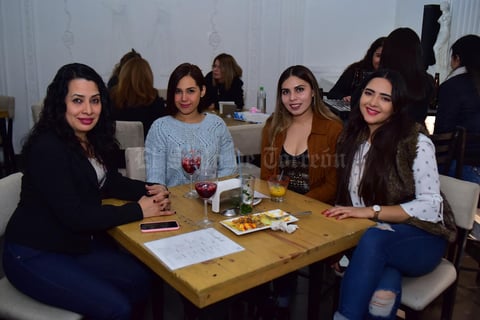 01022019 DE FIESTA.  Irma, Dayana, Karina y Karla.