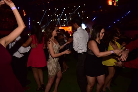 Parejas bailan al ritmo de Los Ángeles Azules.